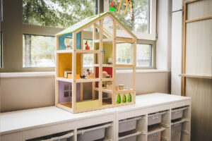 partou impression kita hoelzernes puppenhaus auf bank