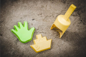 partou impression kita nahaufnahme spielzeug in sandkasten