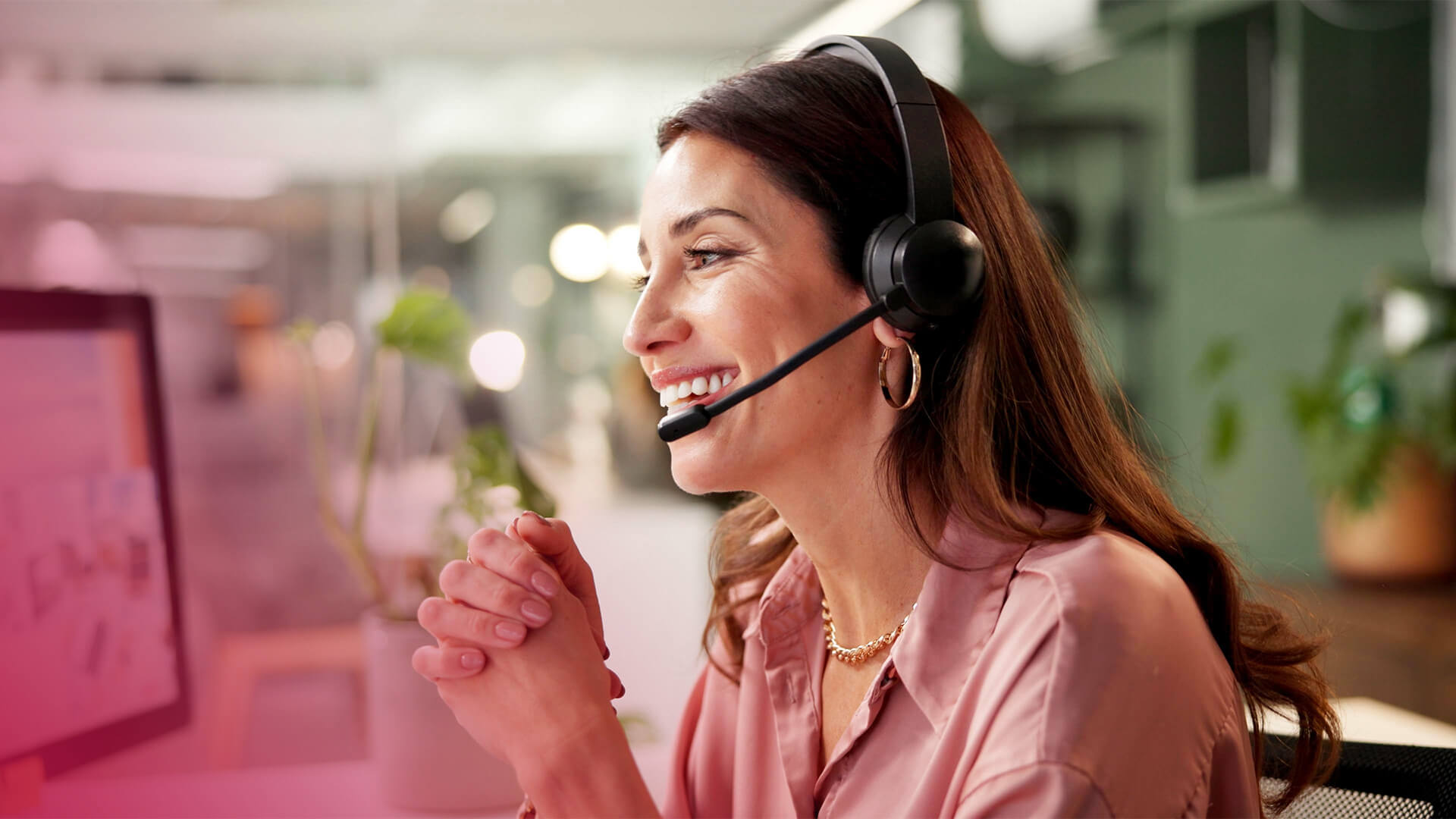 mitarbeiterin kundenservice headset telefonischer support