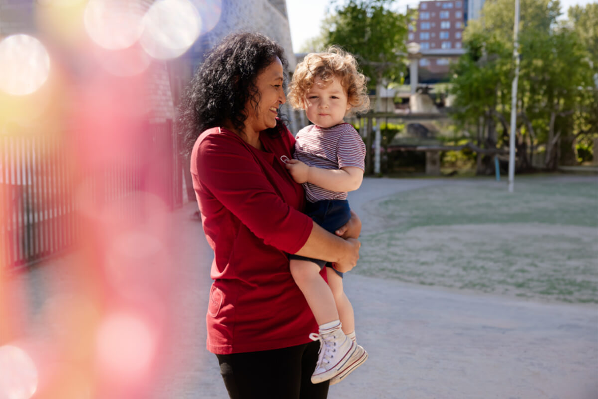 partou impression kita betreuerin mit kind auf dem arm
