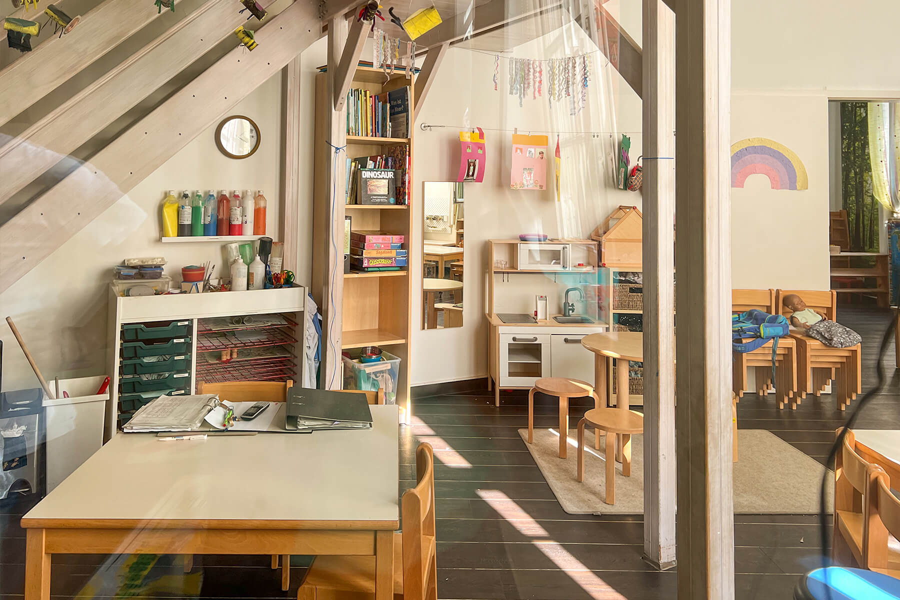 partou kita august luetgens park ansicht spielbereich mit holzspielzeug