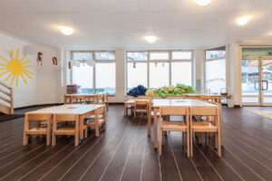 partou kita eilbeker weg 39 hamburg ansicht aufenthaltsraum mit holzmoebeln mit blick zur fensterfront