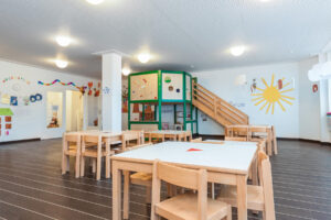 partou kita eilbeker weg 39 hamburg ansicht spielbereich mit holzmoebeln