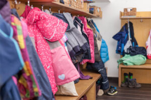 partou kita eilbeker weg 39 hamburg nahaufnahme von kindergarderobe