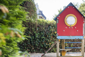 partou kita hoheluftchaussee hamburg ansicht aussengelaende mit spielhaus