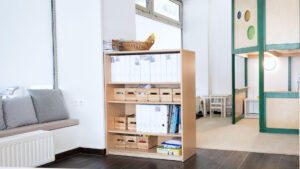 partou kita hoheluftchaussee hamburg ansicht spielzeugregal vor fensterreihe