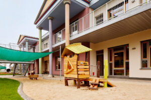 bionest außengelände holzhaus