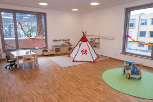 partou kita gartenstraße tübingen aufnahme gruppenraum mit spielzelt und puppenküche
