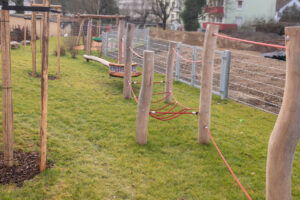 partou kita gartenstraße tübingen außengelände mit klettergerüst